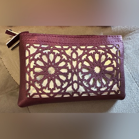 Handmade Wool hat in maroon color with  change pouch with two zippers! - Picture 3 of 4